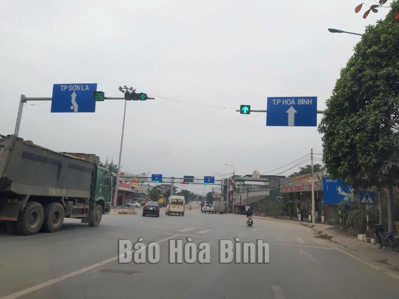 Biển chỉ dẫn giao thông hoặc biển tên đèo Thung Khe trên Quốc lộ 6